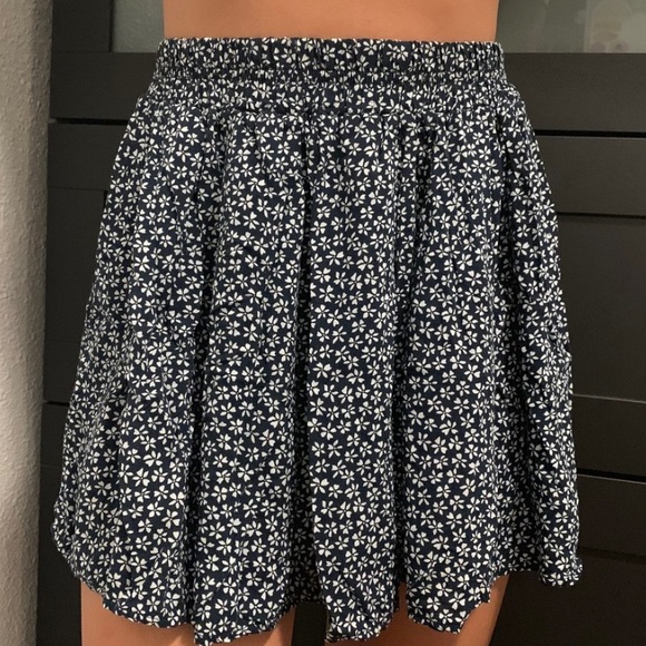 Brandy Melville Navy Floral Skirt - Picture 4 of 6